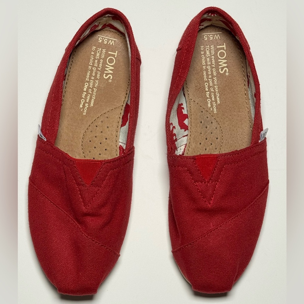 🌟 TOMS Red Classic Alpargata Slip-Ons – Women’s 5.5 🌼
